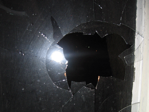 Разбитое окно в доме