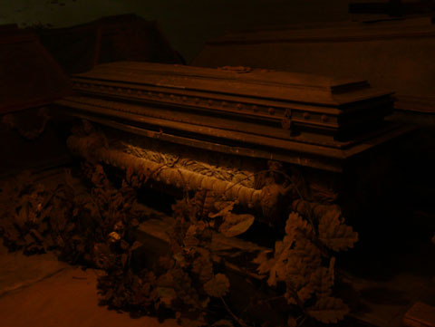 Один из саркофагов в усыпальнице Радзивиллов. Несколько столетий назад - несколько ступенек вниз. Сюда долетают лишь звуки органа во время литургии
