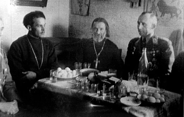 Завтрак со священниками после освящения церкви в Рожковке. Крайний справа: майор Хербст.