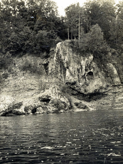 Рис. 1. Скала Стабурагс. Фото (27826-4) из фондов Айзкрауклского музея истории и искусства. Рис. 1. Скала Стабурагс. Фото (27826-4) из фондов Айзкрауклского музея истории и искусства.