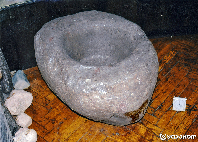 Каменная чаша с цилиндрическим углублением в краеведческом музее г. Бобруйска. Фото В. Винокурова, 2004 год.
