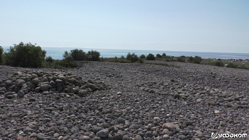 Рис. 1. Каменный лабиринт на острове Южный Виргин, который появился между 1838 и 1919 гг. (на фото справа), рядом полуразобранная каменная куча, послужившая источником строительного материала для лабиринта (на фото слева). Фото автора, 2018 г. 