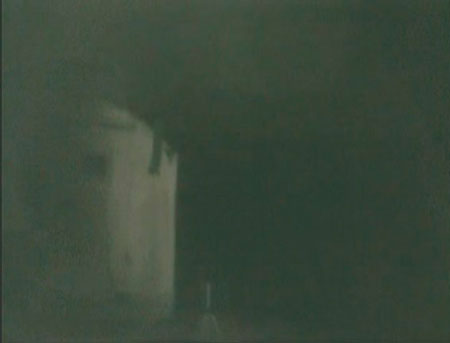 Рис. 2.6 а. Метод наложения нескольких скриншотов из оригинального видео для визуализации перемещений штатива. В результате был получен снимок, на котором можно по шлейфу от штатива отследить характер его движения. Рис. 2.6 а. Метод наложения нескольких скриншотов из оригинального видео для визуализации перемещений штатива. В результате был получен снимок, на котором можно по шлейфу от штатива отследить характер его движения.