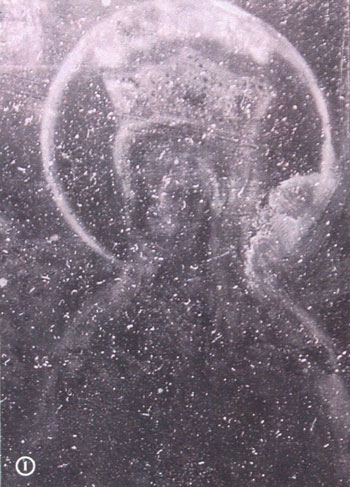Фрагмент изображения иконы Царственных мучеников, отпечатавшийся на стекле киота. 