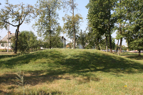 Курган, расположенный в непосредственной близости от школы. Курган, расположенный в непосредственной близости от школы.