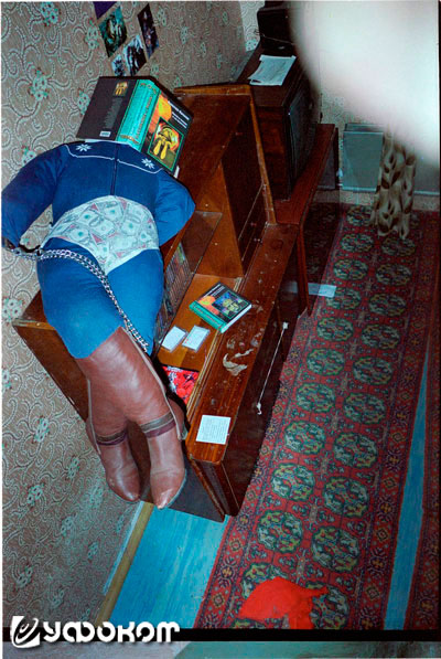 Ф16А – снимок сделан в комнате Славы Кислякова из-под потолка. На серванте лежит набитый чем-то манекен. Сапоги и одежда (комбинезон и трусы) принадлежат членам семьи Кисляковых.