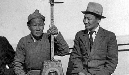 Ц. Дамдинсурэн вместе со сказителем Баглаем (фото 1945 г. из архива А. Цендиной) Ц. Дамдинсурэн вместе со сказителем Баглаем (фото 1945 г. из архива А. Цендиной)