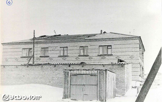 Фото 4. Ещё один ракурс. Хорошо видна крыша пострадавшего дома и частично сарая. (Фото Макарова В.Н.).