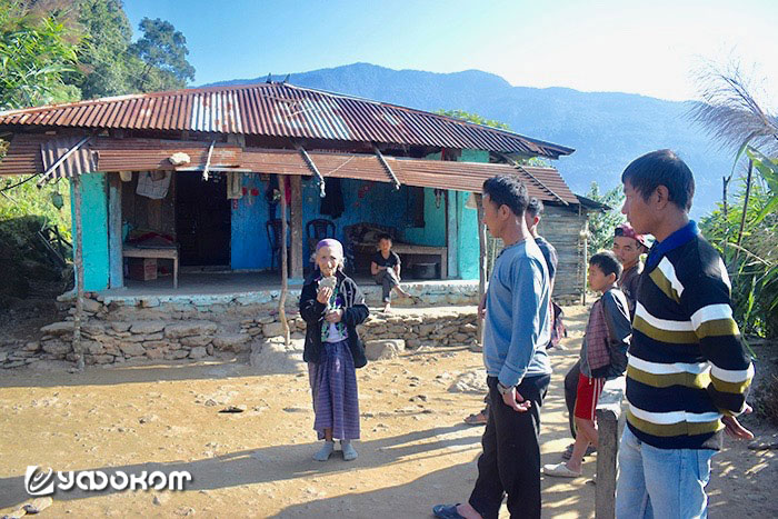 Рис. 1.4. Один из камней, который прилетел на крышу жилого дома в деревне Сомбек, Бутан (конец 2019 – начало 2020 года).