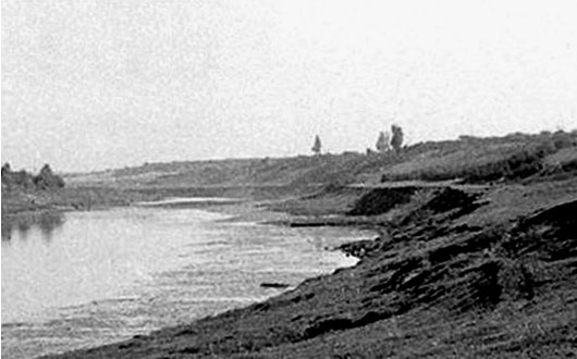 Фрагмент помещённого в начале статьи авторского снимка начала 1970-х г. Поворот Днепра в окрестностях урочища Купа. В центре снимка в виде горизонтальной линии хорошо видна, проходящая на всём протяжении поворота реки, бровка обрыва, образованная размывом Фрагмент помещённого в начале статьи авторского снимка начала 1970-х г. Поворот Днепра в окрестностях урочища Купа. В центре снимка в виде горизонтальной линии хорошо видна, проходящая на всём протяжении поворота реки, бровка обрыва, образованная размывом