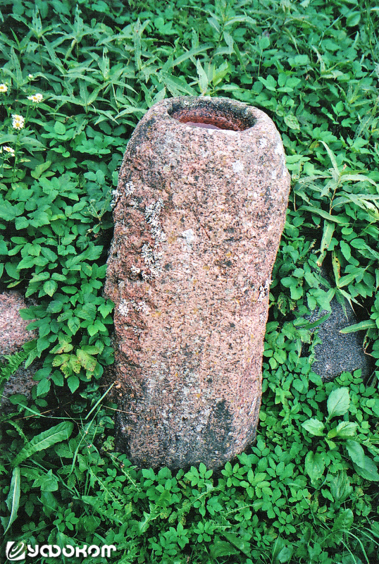 Ступоподобный камень, перенесенный с горы Веселуха возле д. Леонардово в д. Чехи, Мядельский р-н. Фото Л. Дучиц, 2009 год.