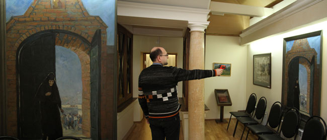        Новоприобретенная музеем картина Ю. Мальцевой «Входите тесными вратами» (2012) и измерение ее температуры инфракрасным пирометром. 