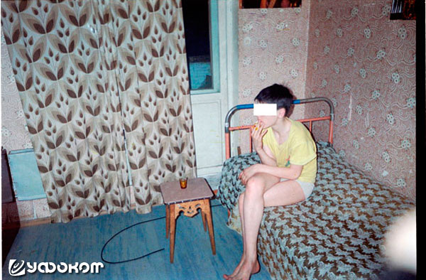 Ф19 – снимок курящего Пети в комнате Славы.