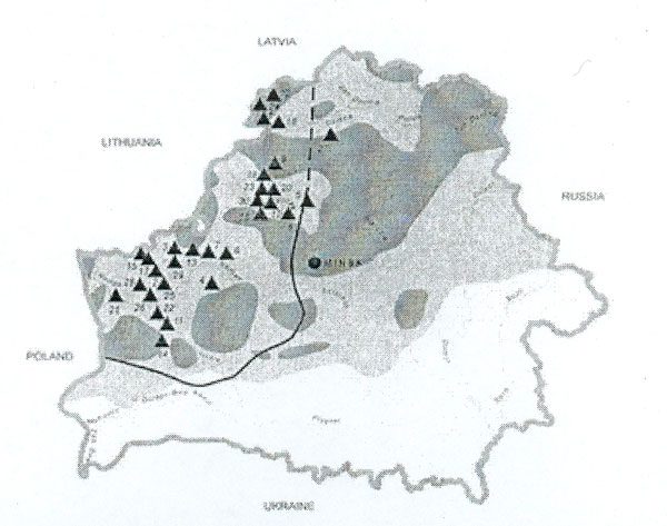 Рис. 1. Схема размещения каменй с ямками на территории Беларуси по С. Витязю и В. Винокурову. Линией обозначен ареал культуры шнуровой керамики Понемонья.