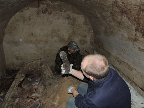 Волонтеры внутри склепа. Волонтеры внутри склепа.