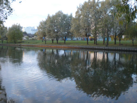 На противоположном берегу согласно данным В. Кобрута [7] располагался комплекс с почитаемым камнем  (фото В. Акулова).