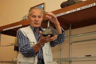 Всеволод Евгеньевич Бордон с муляжом метеорита Забродье.