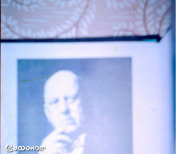 Ф2А – фоторепродукция портрета А. Кроули из книги его сочинений, находившейся в момент фотоэксперимента в квартире Кисляковых.