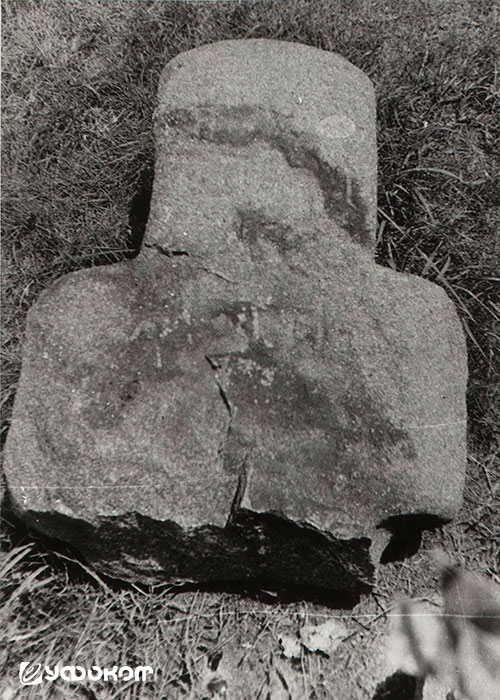 Рис. 2. Каменный крест у д. Трилесино. Фото Аллы Ильютик.