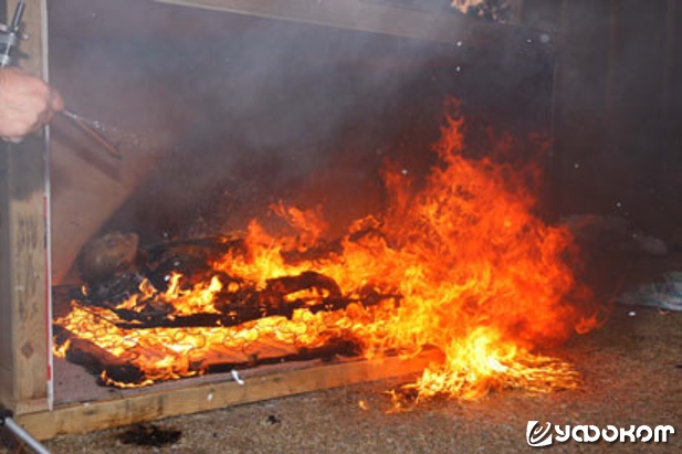 Рис. 1. Испытание 1: пожар через 16 минут: пружинный матрас и ковер полностью охвачены огнем, вызывая рост пожара. Фотография Джейми Новак.