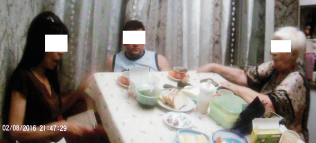 Стоп-кадр. Очередной прыжок кухонного стола на кухне Надежды удалось снять с помощью «видеокепки». Стоп-кадр. Очередной прыжок кухонного стола на кухне Надежды удалось снять с помощью «видеокепки».