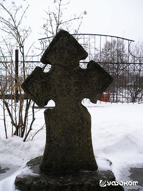 Рис. 8. Каменный крест из д. Войносолово Волосовского р-на Ленинградской обл. В настоящее время установлен возле собора в г. Кингисепп (фото автора, 2 февраля 2013 года).