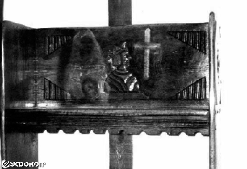 Рис. 6. «Скамья монаха» с изображениями монаха и креста.