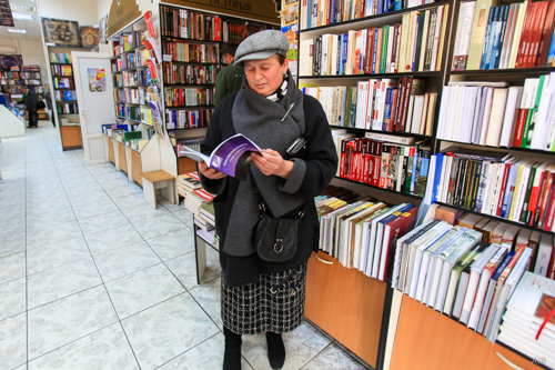 Л.В. Дучиц в «Академкниге» с только что вышедшим сборником. Л.В. Дучиц в «Академкниге» с только что вышедшим сборником.