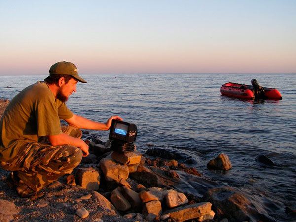 2007 год, Арарат. Идут поиски с помощью подводной видеокамеры.