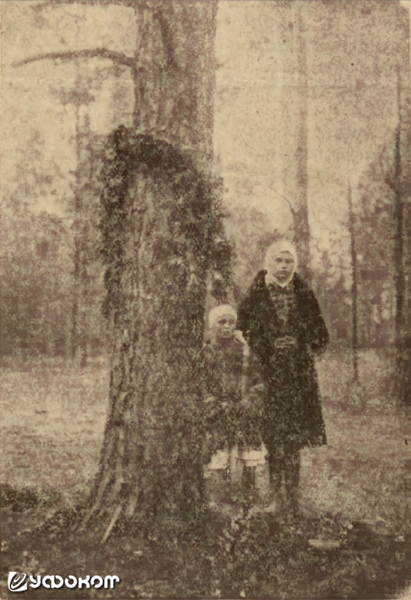 Место чуда в слижунском лесу. Около сосны, возле которой якобы происходили явления, стоят Владислава (Владя) Адамович и Станислава Корейво.