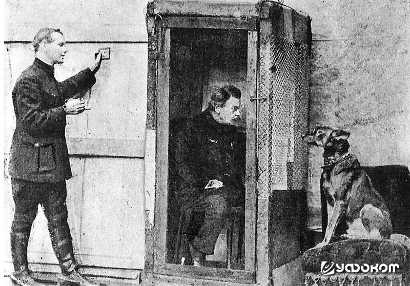 В.Л. Дуров проводит мысленное внушение собаке из камеры Фарадея. Слева – инженер Б.Б. Кажинский.