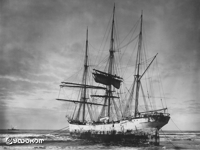 Фотографии "Squando" не сохранились. На снимке – норвежский барк "Zinita" примерно такого же размера, севший на мель у берегов США в 1896 году. Фотографии "Squando" не сохранились. На снимке – норвежский барк "Zinita" примерно такого же размера, севший на мель у берегов США в 1896 году.