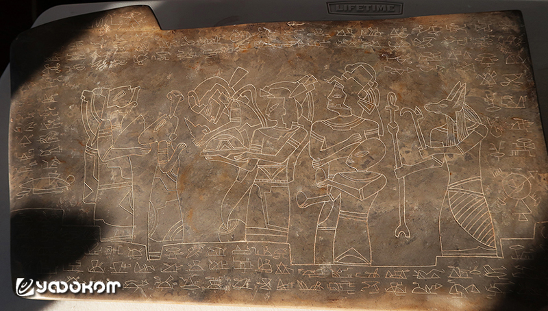 Тыльная сторона «навигатора» с изображением бога Анубиса.