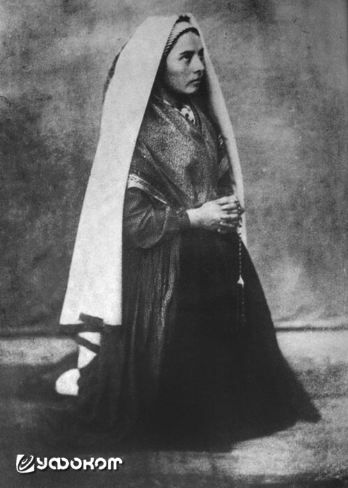Бернадетта Субиру в 1861 или 1862 годах. Фото аббата П. Бернаду.