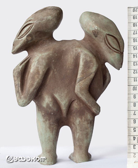 По-видимому, современная скульптура сдвоенных «инопланетных женщин» (г. Тула).