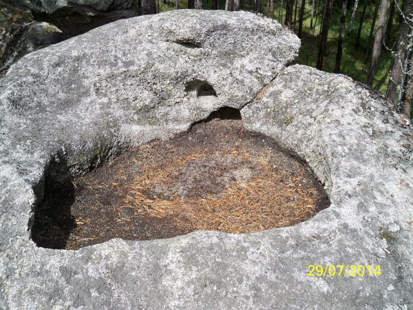 В пользу культовости отдельных построек может свидетельствовать и возможный камень-чашечник, обнаруженный на вершине одной из каменных куч. 