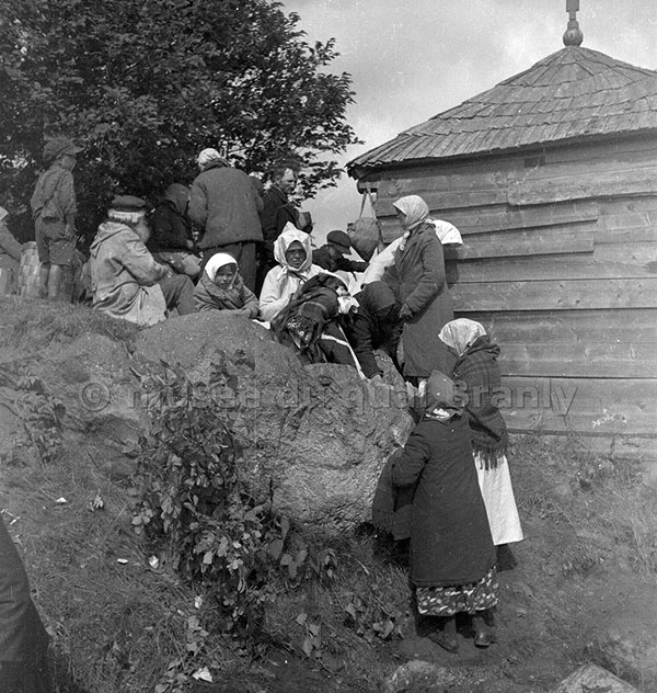 Празднование Иванова дня в 1938 году у жертвенного камня в д. Меекси Тартуского уезда. Фотография Л. Зурова и Б. Вильде, 1938 год. Источник: www.sisu.ut.ee.