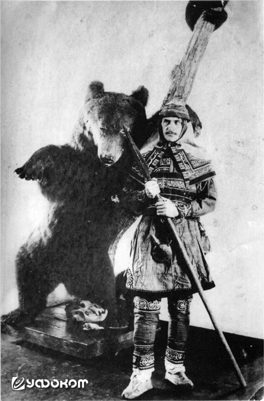 В. К. Арсеньев (1872–1930) в национальном костюме охотника-ороча позирует у экспонатов краеведческого музея им. Н. И. Гродекова. Хабаровск, 1910 год.