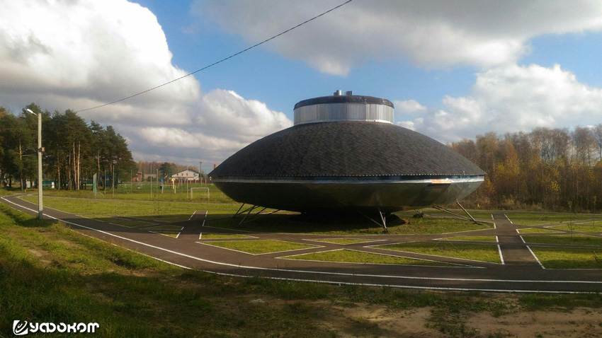 Памятник в виде "летающей тарелки" в Протасово.