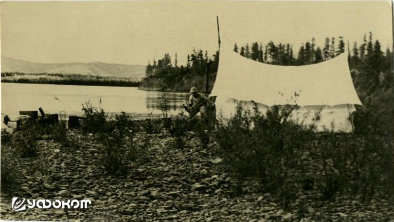 Полевой стан геологов на берегу реки, 1939 г.