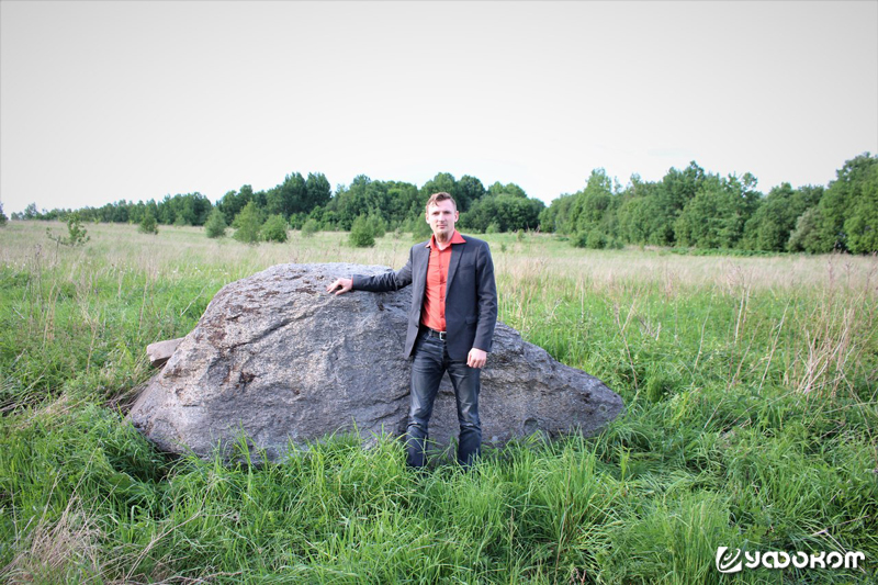 Дмитрий Скворчевский возле камня с чашевидным углублением возле д. Жвирблишки Ошмянского р-на.