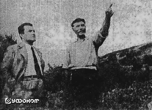 Элиас Воягис (справа) и журналист газеты «Εμπρός» на месте наблюдения – фото из номера от 16 октября 1954 года.