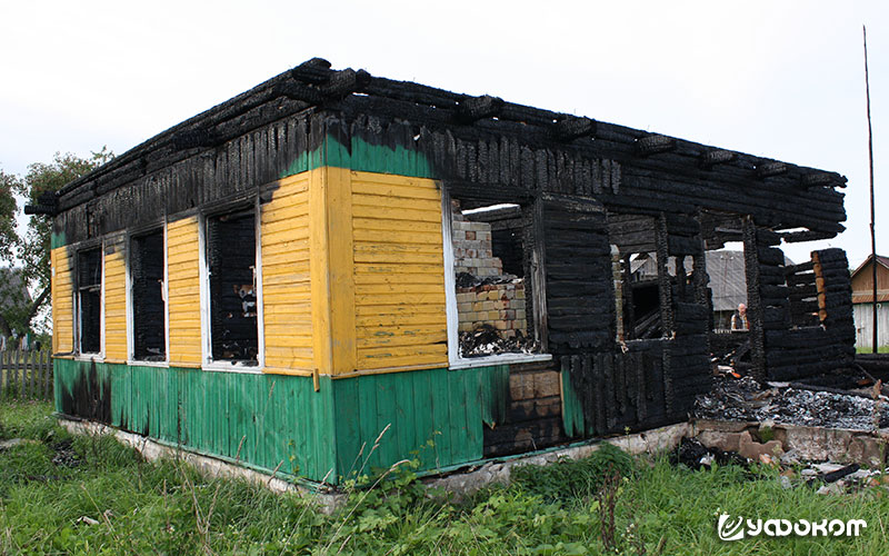 Сгоревший от шаровой молнии дом. Фото В. Гайдучика.