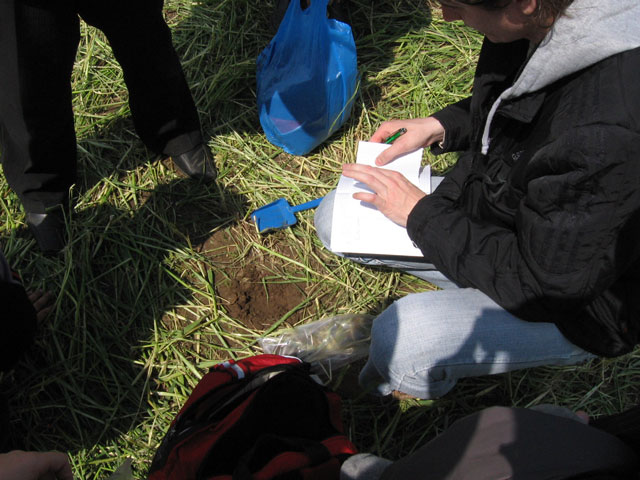 Взятие образцов почвы из круга на поле, появившегося в г. Борисове Минской области (2009 год). Впоследствии удалось установить, что круг – подделка.  