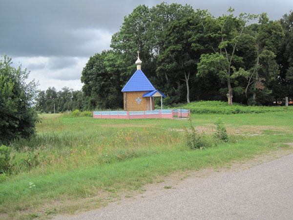 Часовня в д. Любча (Новогрудского р-на Гродненской обл.) на месте, где по преданию на липе явилась икона. Часовня в д. Любча (Новогрудского р-на Гродненской обл.) на месте, где по преданию на липе явилась икона.
