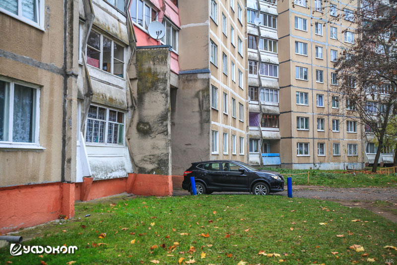 «Лик», увиденный прохожими на стене одного из домов в Барановичах. Фото Е. Шапошникова.