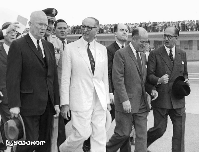 Фрондиси (в белом) встречает Эйзенхауэра в аэропорту Буэнос-Айреса. 