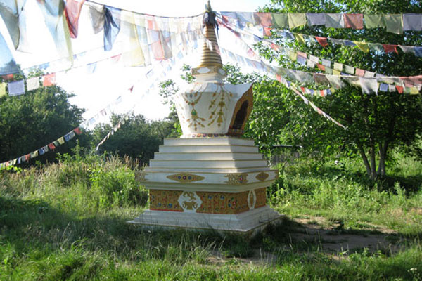 Буддийская ступа (сооружена в 2009 году). Остров Хортица (июль 2010 года).