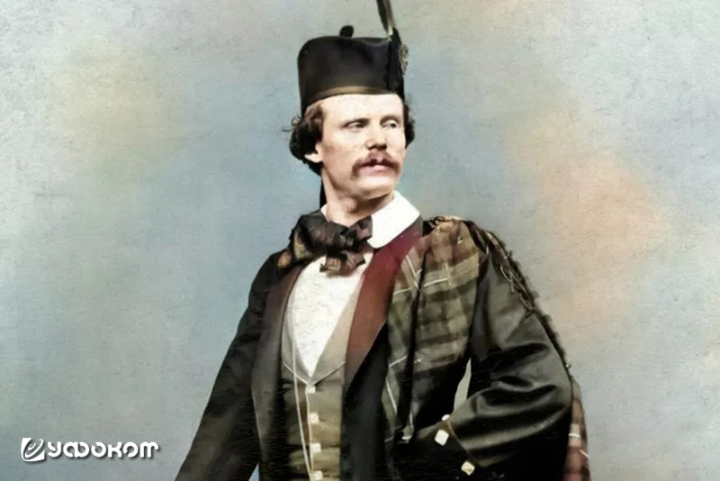 Дэниел Данглас Юм (1833–1886) в шотландском костюме. 
