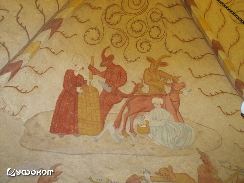 Демоны помогают ведьмам доить корову и сбивать масло. Выполненная в 1514–1522 годах стенная роспись приходской лютеранской (до Реформации – католической) Церкви Святого Лаврентия в финском городе Лохья, основанной в 1480 году.